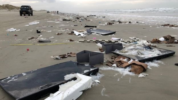 Televisores rotos yacÃan en la playa de Terschelling horas después de que los contenedores cayeran al mar.